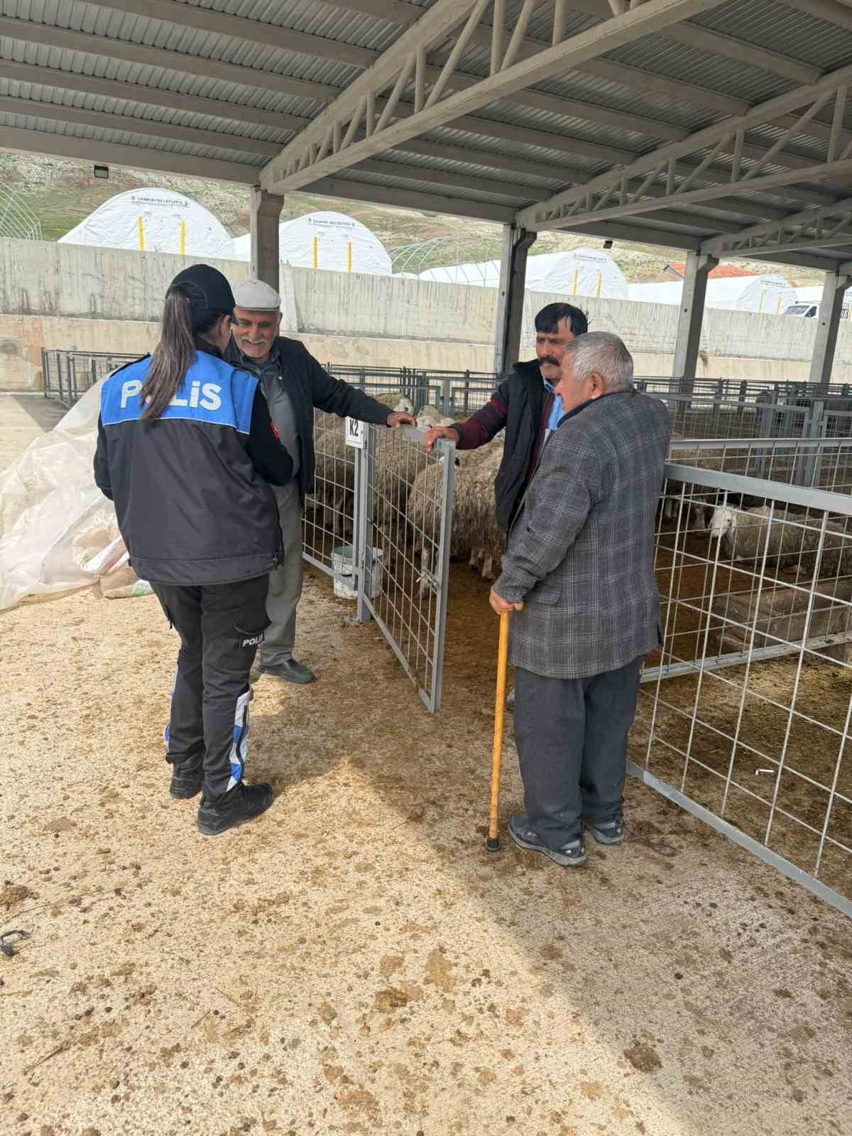 ÇANKIRI'DA POLİS EKİPLERİ, KURBAN SATIŞI YAPILAN HAYVAN PAZARINDA VATANDAŞLARI SAHTE PARAYA KARŞI...