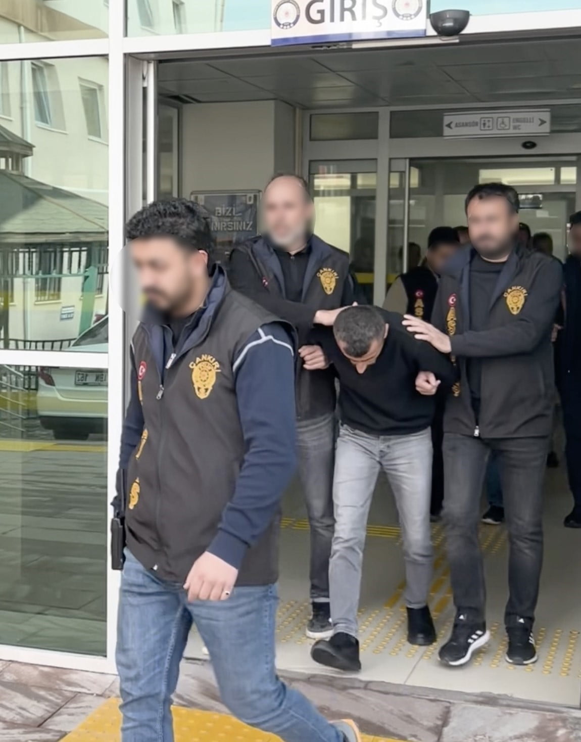 ÇANKIRI'DA "MASAJ SALONU" ADI ALTINDAKİ İKAMETLERDE FUHUŞ YAPTIRDIKLARI TESPİT EDİLEN 4 ŞÜPHELİ...