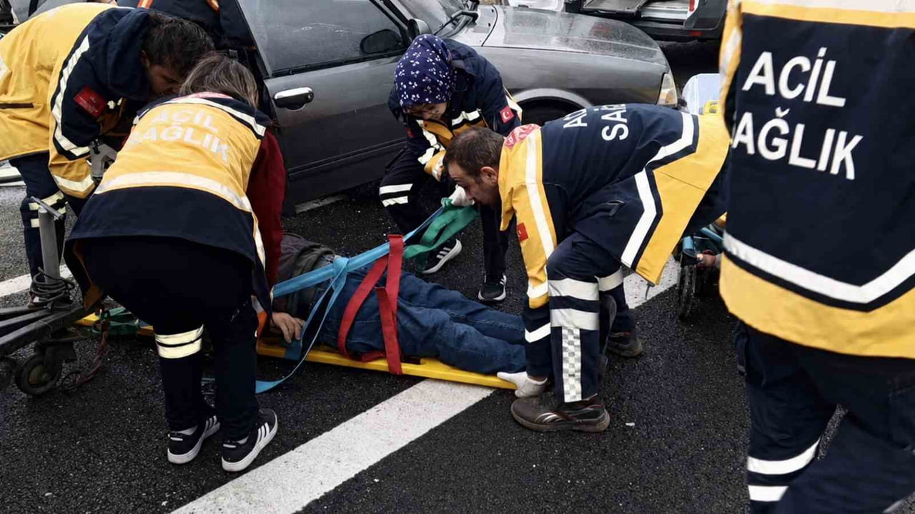 ÇANKIRI'NIN ÇERKEŞ İLÇESİNDE MİNİBÜSÜN PARK HALİNDEKİ OTOMOBİLE ÇARPMASI SONUCU MEYDANA GELEN...