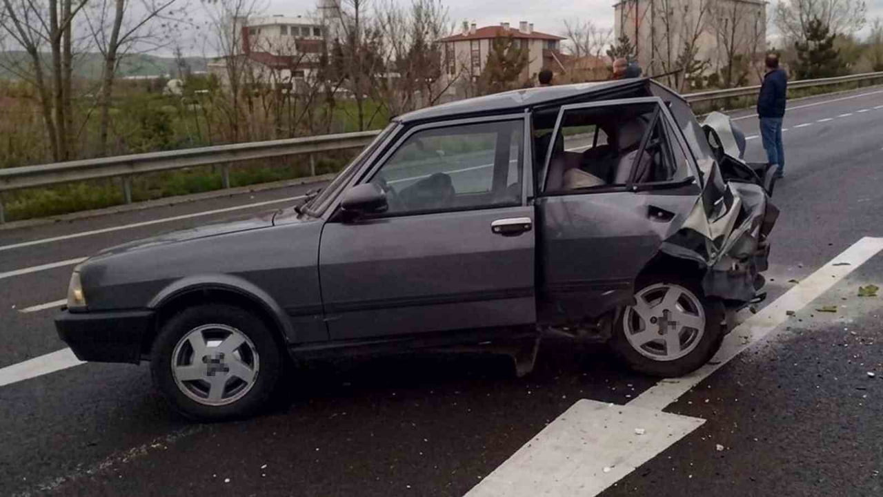 ÇANKIRI'NIN ÇERKEŞ İLÇESİNDE MİNİBÜSÜN PARK HALİNDEKİ OTOMOBİLE ÇARPMASI SONUCU MEYDANA GELEN...