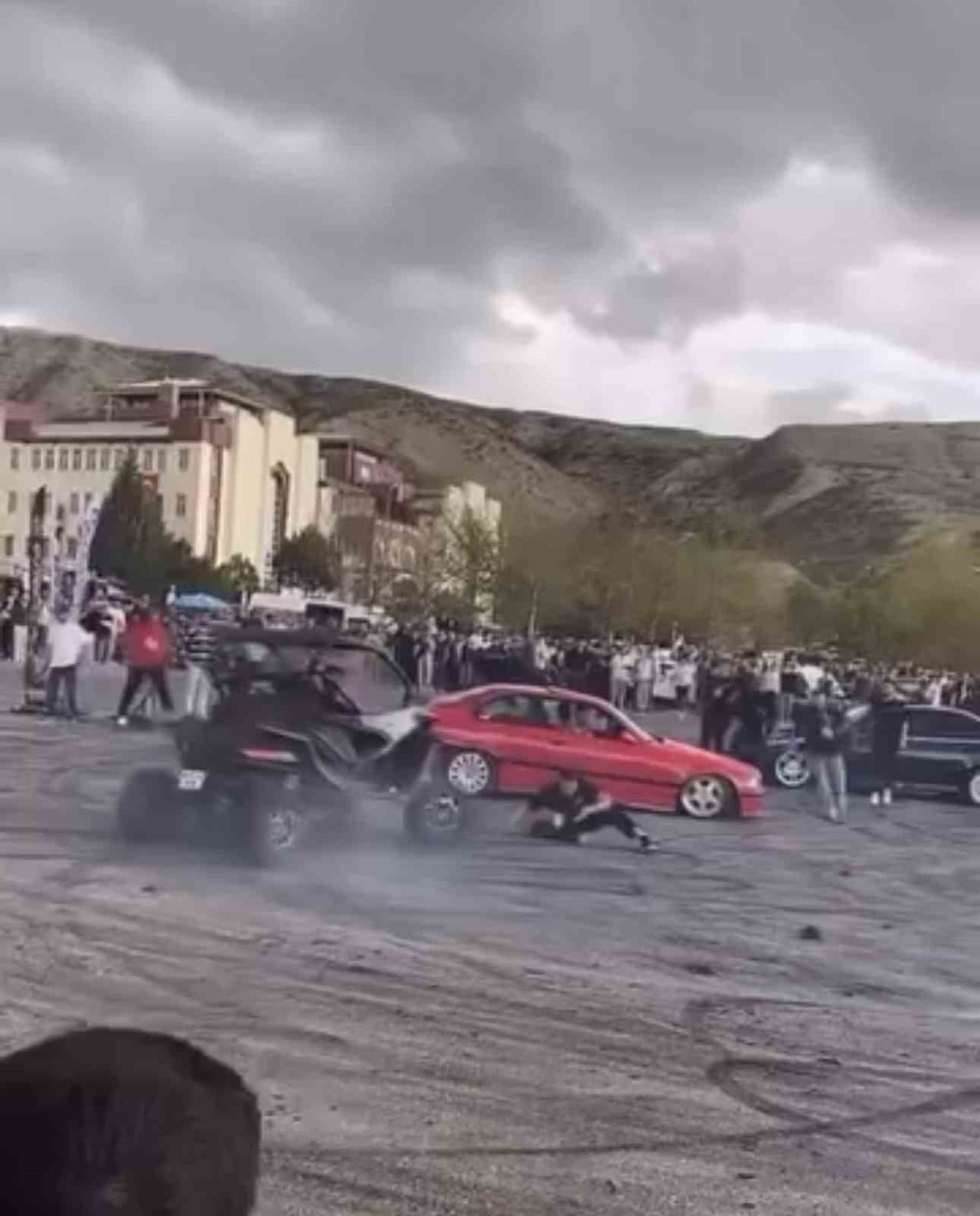 ÇANKIRI’DA DÜZENLENEN MODİFİYELİ ARAÇ FUARINDA OTOMOBİL İLE DRİFT ATAN OTOMOBİL GÖREVLİ KİŞİYE...