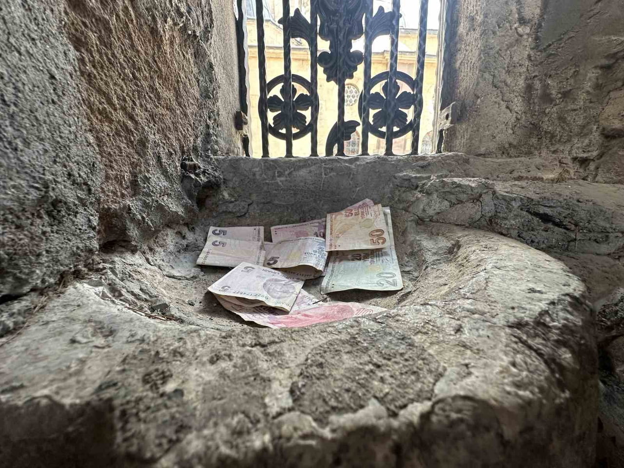 ÇANKIRI’DA OSMANLI DÖNEMİNDEN KALAN SADAKA TAŞINA VATANDAŞLAR TARAFINDAN BIRAKILAN PARALAR...