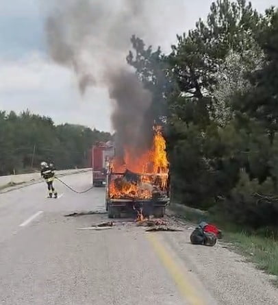 ÇANKIRI-KASTAMONU KARA YOLU ÜZERİNDE SEYİR HALİNDEKİ KAMYONETTE ÇIKAN YANGIN İTFAİYE EKİPLERİ...