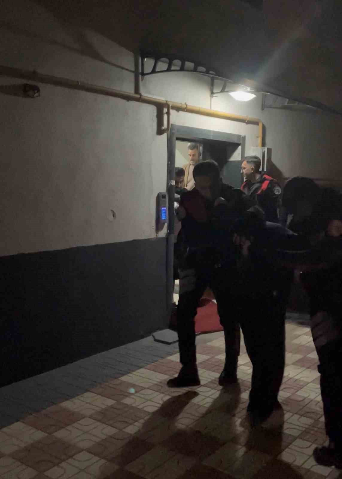 ÇANKIRI’NIN ORTA İLÇESİNDE AÇIK CEZAEVİNDEN FİRAR EDEN ŞAHISLAR POLİS EKİPLERİNCE YAKALANARAK...