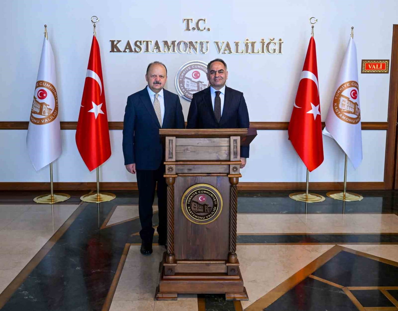 ÇANKIRI VALİSİ HÜSEYİN ÇAKIRTAŞ, TOPLANTI ÖNCESİNDE KASTAMONU VALİSİ MEFTUN DALLI'YI ZİYARET...
