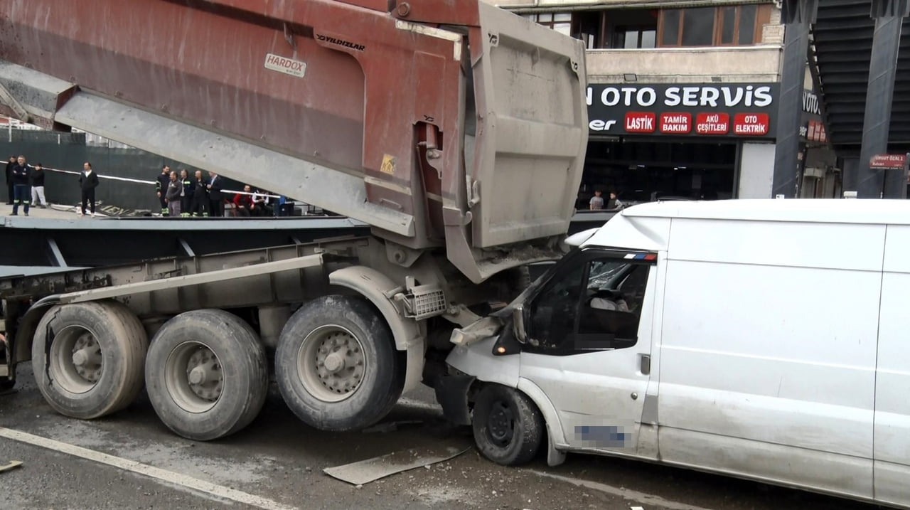 ÇARPMANIN ETKİSİYLE ÜST GEÇİT ÇÖKERKEN, KAZAYA BİR TRANSİT ARAÇ İLE SEDAN OTOMOBİL DE...
