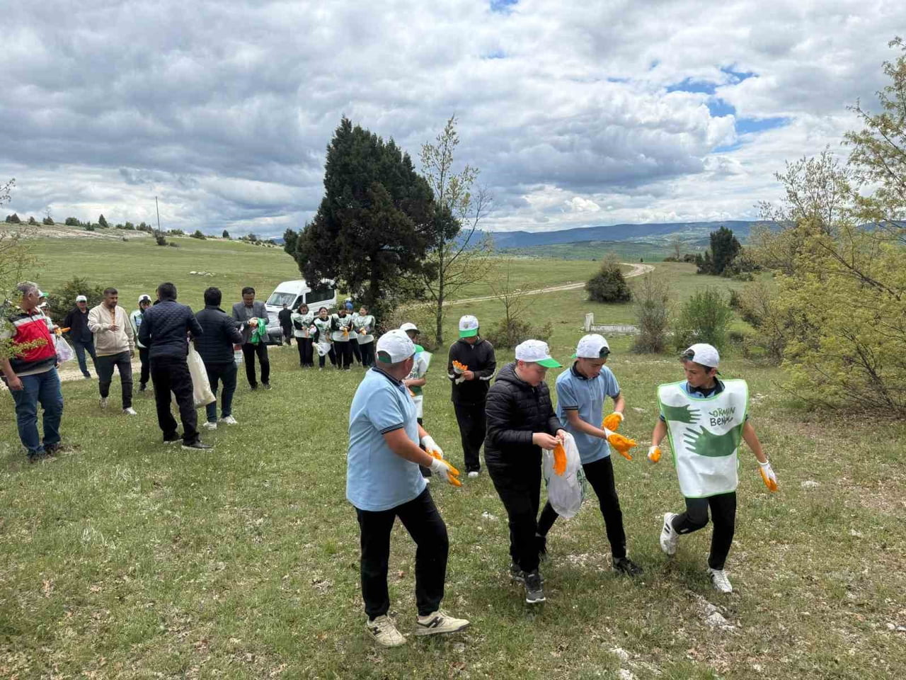 ÇAVDARHİSAR’DA ORMAN YANGINLARINA KARŞI ÇEVRE TEMİZLİĞİ