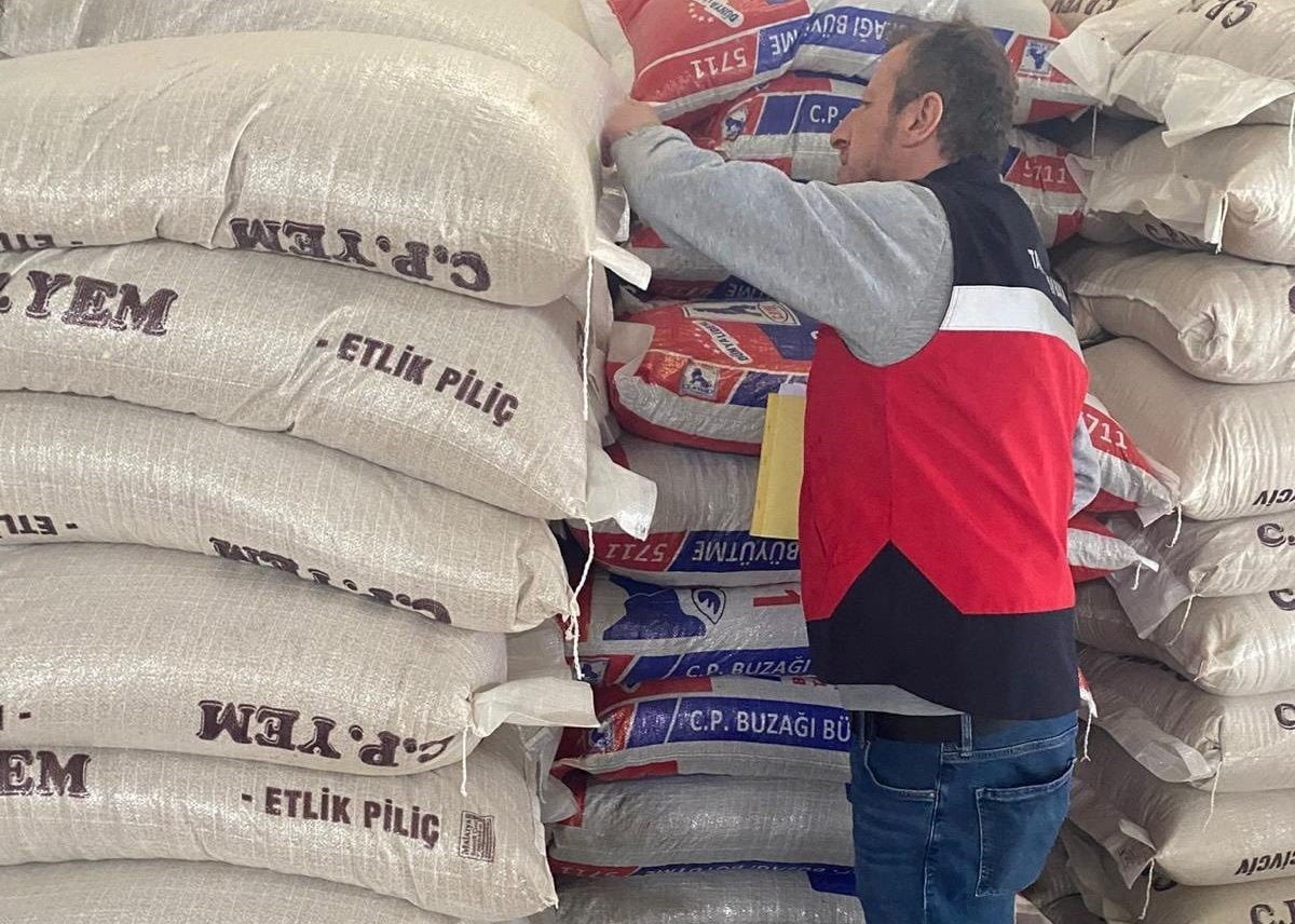 ÇAVDARHİSAR’DA YEM SATIŞI YAPAN İŞLETMELERE YÖNELİK DENETİMLER GERÇEKLEŞTİRİLDİ