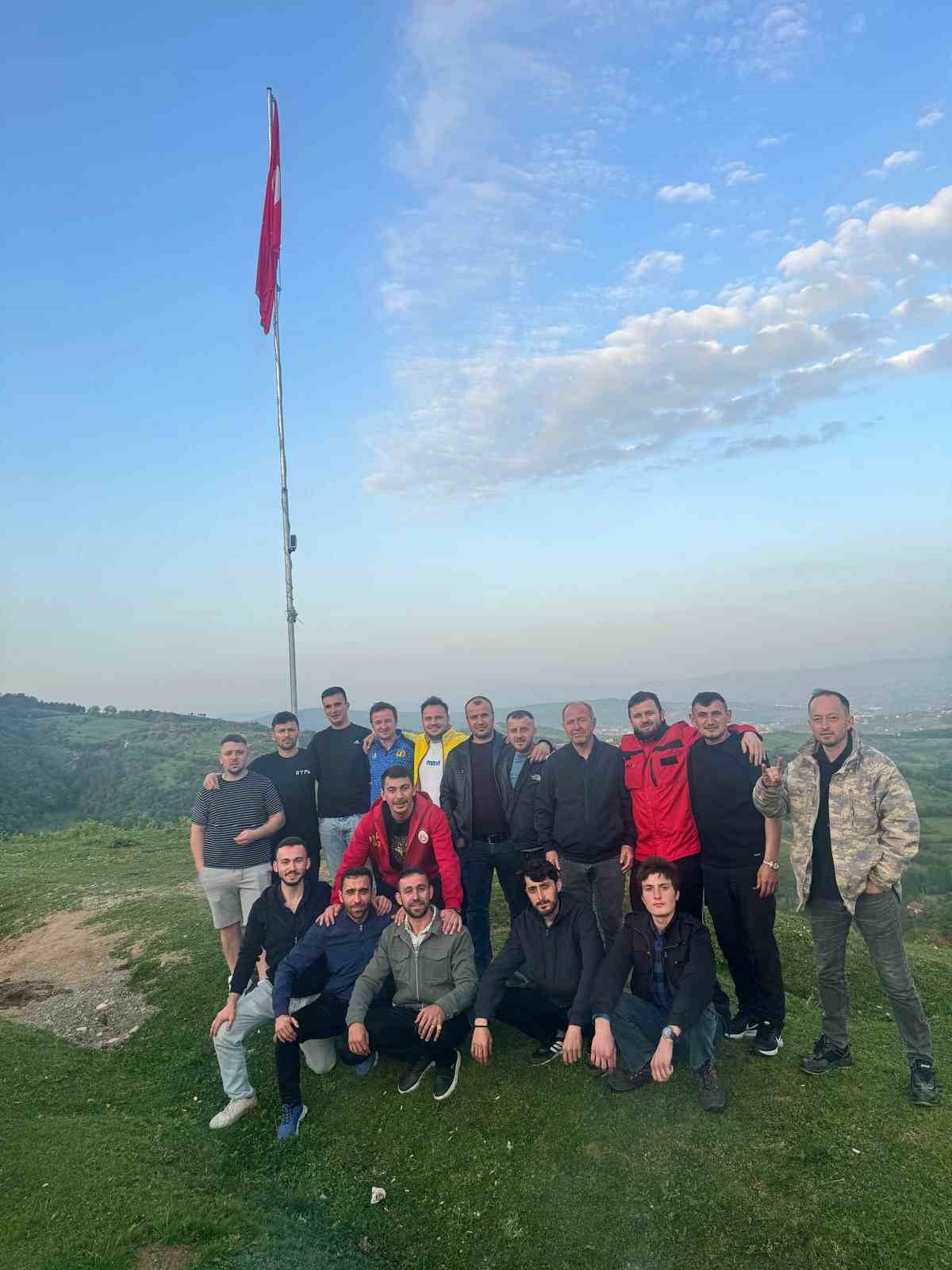 ÇAYCUMA İLÇESİNDE BİR GRUP GENÇ, KENDİ İMKANLARIYLA KÖYLERİNİN ZİRVESİNE TÜRK BAYRAĞI...