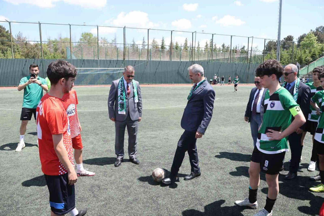 ÇAYIROVA'DA 19 MAYIS ATATÜRK'Ü ANMA, GENÇLİK VE SPOR BAYRAMI ETKİNLİKLERİ KAPSAMINDA ORTAOKULLAR...