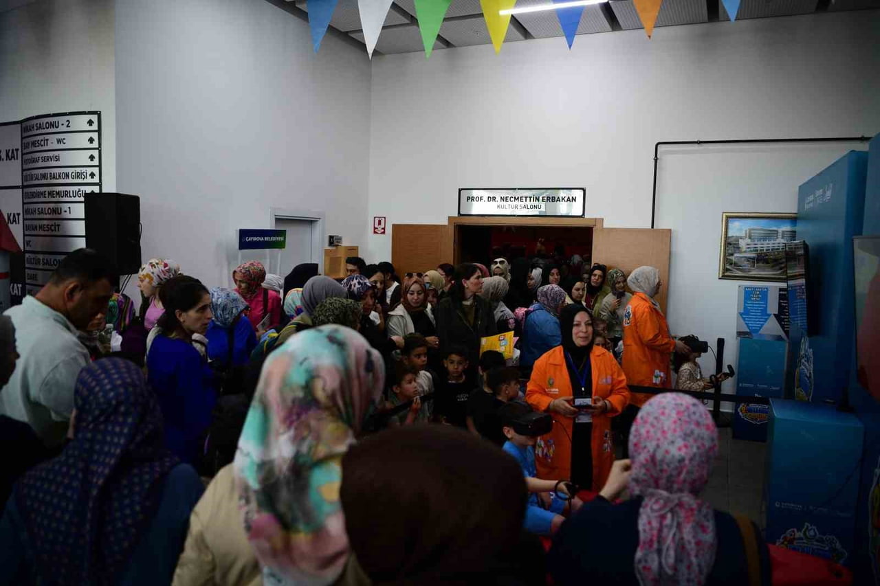 ÇAYIROVA'DA BU YIL 2'NCİSİ DÜZENLENEN BİLİM ŞENLİĞİ, 7'DEN 70'E HER YAŞTAN VATANDAŞIN İLGİSİYLE...