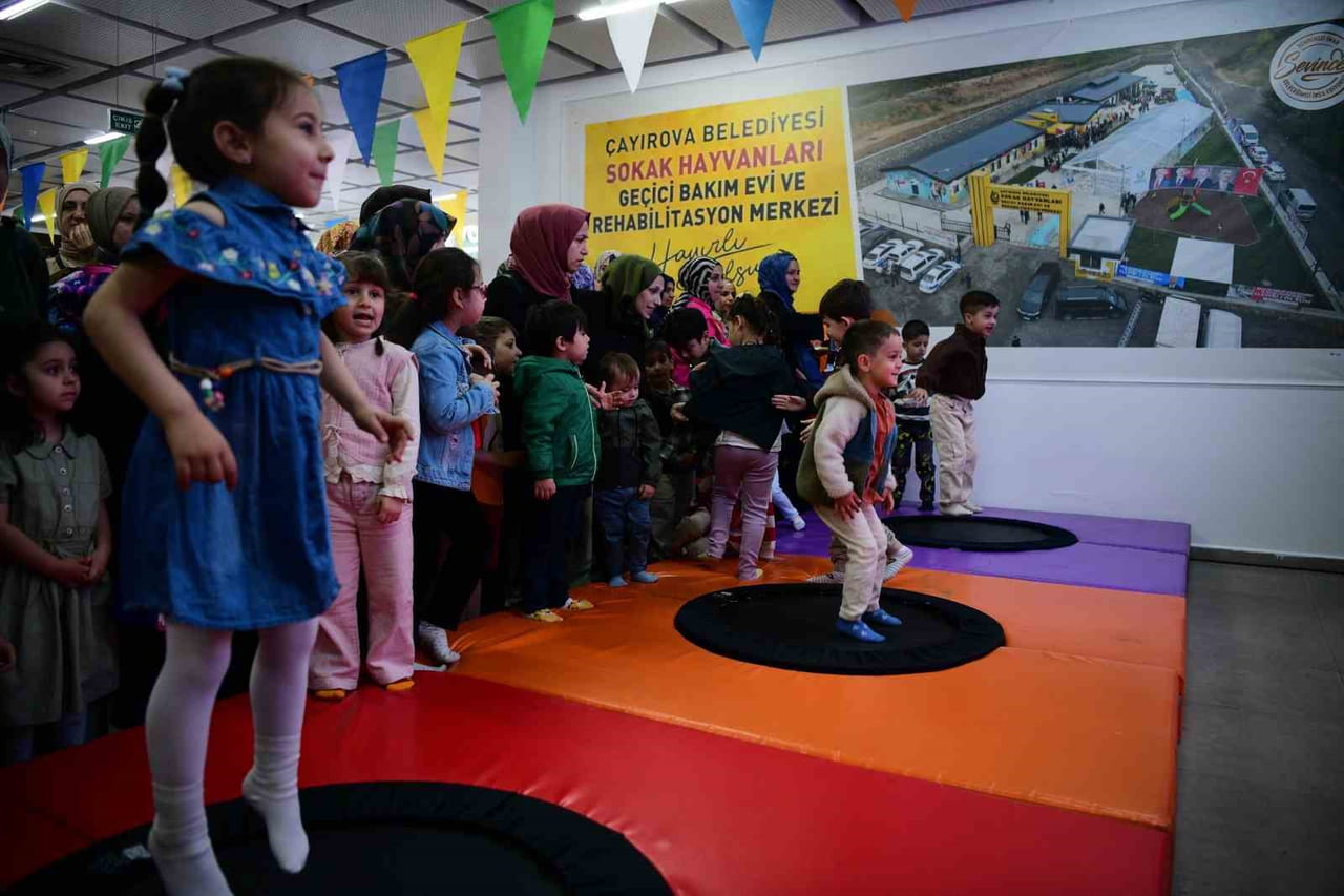 ÇAYIROVA'DA BU YIL 2'NCİSİ DÜZENLENEN BİLİM ŞENLİĞİ, 7'DEN 70'E HER YAŞTAN VATANDAŞIN İLGİSİYLE...