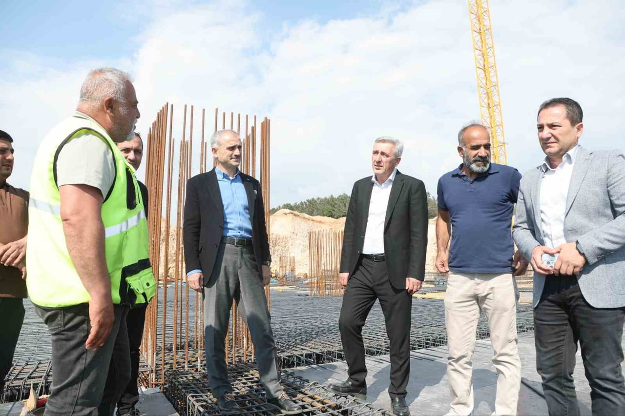ÇAYIROVA'DA YAPIMI SÜREN 200 YATAKLI DEVLET HASTANESİNİN İNŞAAT ÇALIŞMALARI ARALIKSIZ DEVAM...