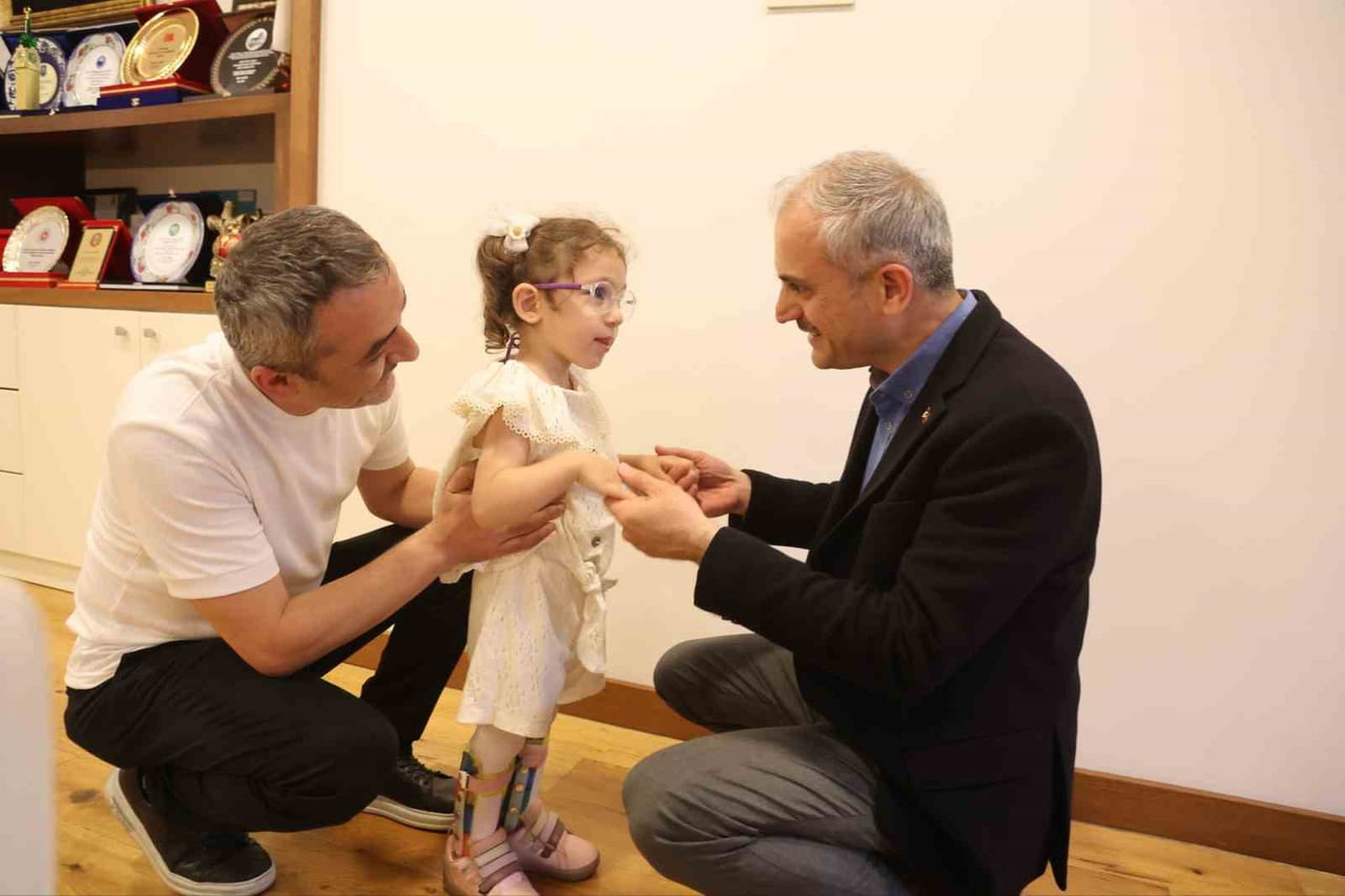 ÇAYIROVA BELEDİYE BAŞKANI BÜNYAMİN ÇİFTÇİ, BABASININ KENDİ İMKANLARIYLA PLASTİK SU BORULARINDAN...