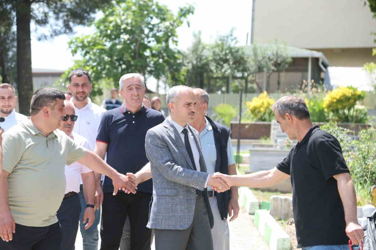 ÇAYIROVA BELEDİYE BAŞKANI BÜNYAMİN ÇİFTÇİ, KURBAN BAYRAMI ARİFESİNDE YAKINLARININ KABİRLERİNİ...