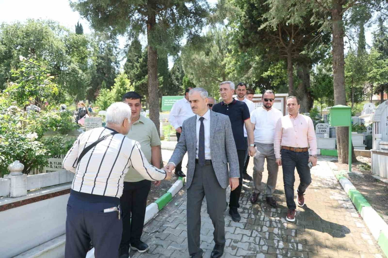 ÇAYIROVA BELEDİYE BAŞKANI BÜNYAMİN ÇİFTÇİ, KURBAN BAYRAMI ARİFESİNDE YAKINLARININ KABİRLERİNİ...