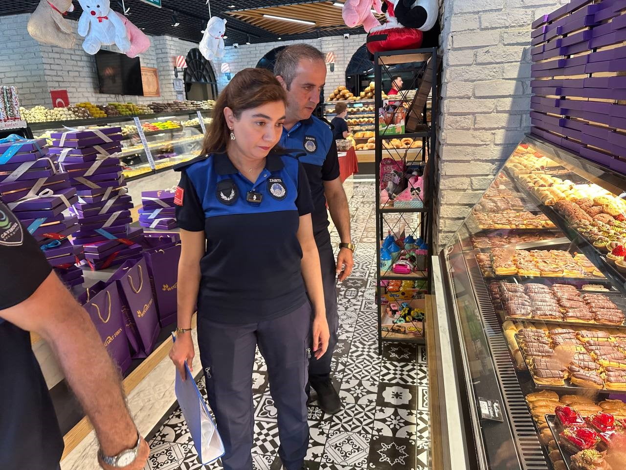 ÇAYIROVA BELEDİYESİ ZABITA MÜDÜRLÜĞÜ EKİPLERİ, YAKLAŞAN KURBAN BAYRAMI ÖNCESİNDE MARKETLERDE VE...