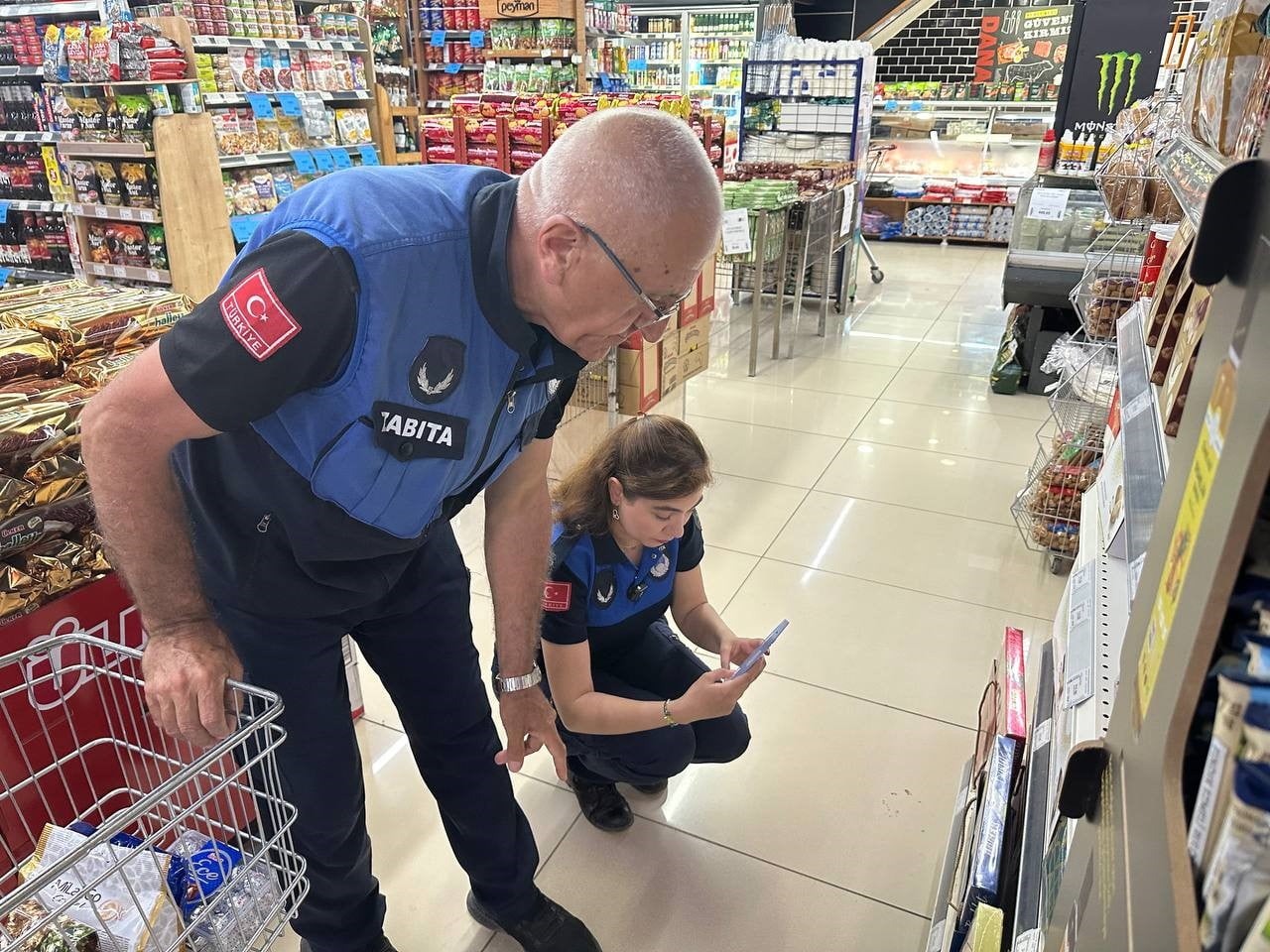 ÇAYIROVA BELEDİYESİ ZABITA MÜDÜRLÜĞÜ EKİPLERİ, YAKLAŞAN KURBAN BAYRAMI ÖNCESİNDE MARKETLERDE VE...