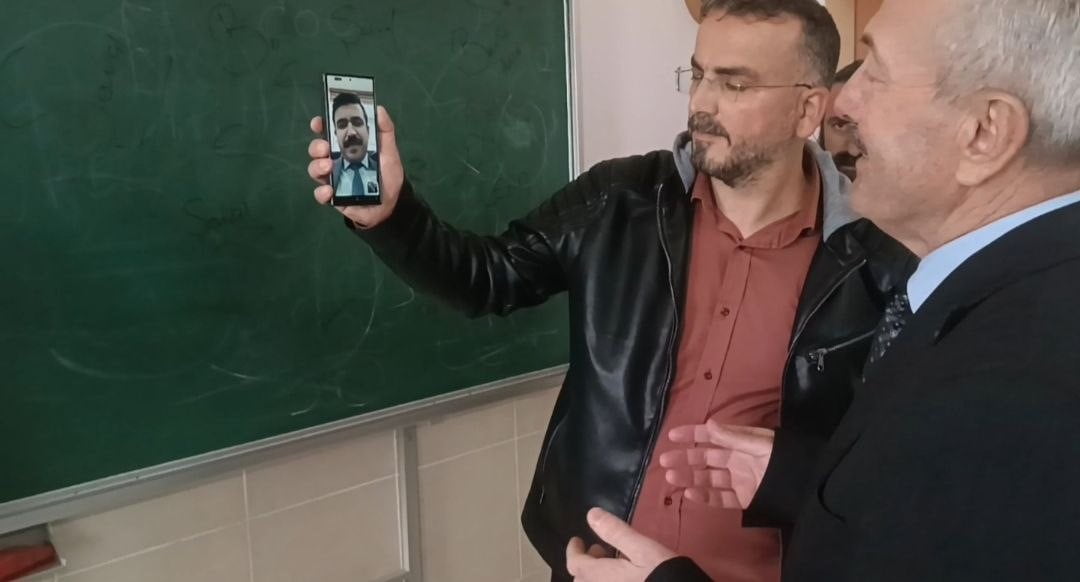 ÇAYKARA KAYMAKAMI ALİ SAPMAZ PROGRAM KAPSAMINDA CEP TELEFONU İLE CANLI BAĞLANTIYLA ÖĞRENCİLERE...