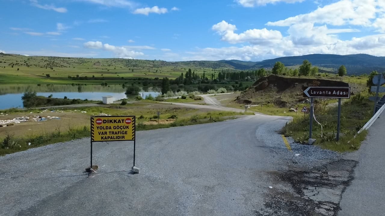 ÇEKEREK İLÇESİNDE ETKİLİ OLAN YAĞIŞLARIN ARDINDAN BAZI YOLLAR SULAR ALTINDA KALINCA, ULAŞIMDA...