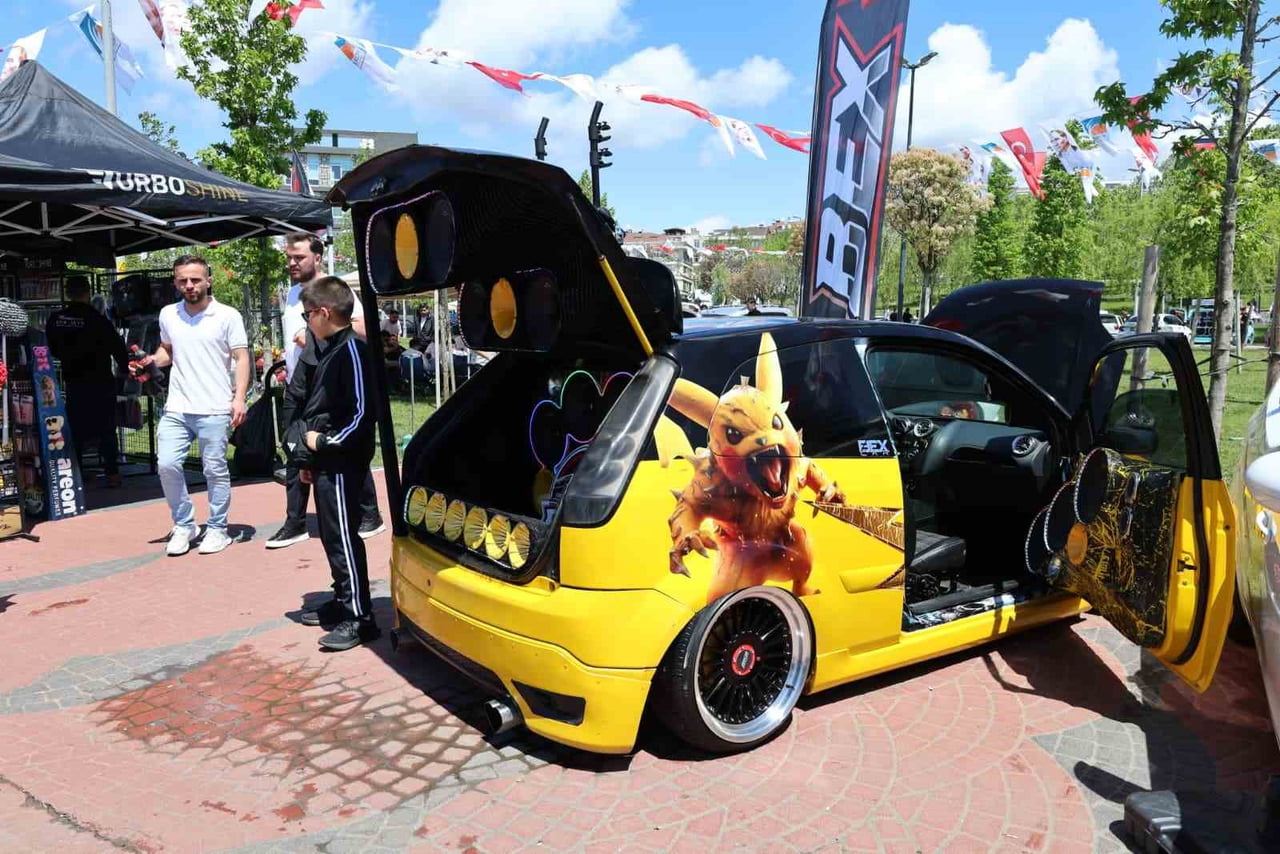 ÇEKMEKÖY BELEDİYESİ’NİN EV SAHİPLİĞİNDE DÜZENLENEN CAR FEST 2026, 330 MODİFİYELİ ARAÇLA GÖRSEL BİR...