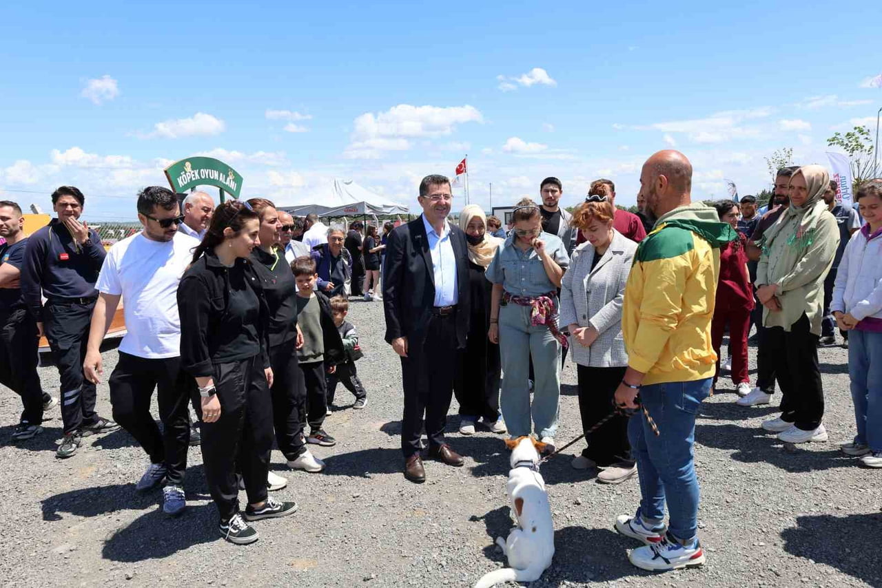 ÇEKMEKÖY BELEDİYESİ’NİN ÖMERLİ DOĞAL YAŞAM ALANI’NDA DÜZENLEDİĞİ KÖPEK SAHİPLENDİRME ETKİNLİĞİ...