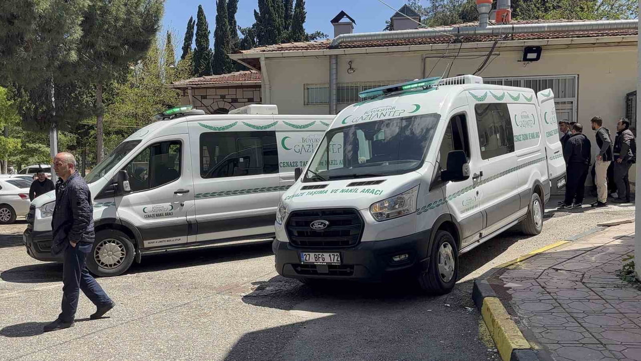 CENAZE, GAZİANTEP ADLİ TIP KURUMU'NDA TAMAMLANAN İŞLEMLERİN ARDINDAN ASRİ MEZARLIK'TA DEFNEDİLMEK...