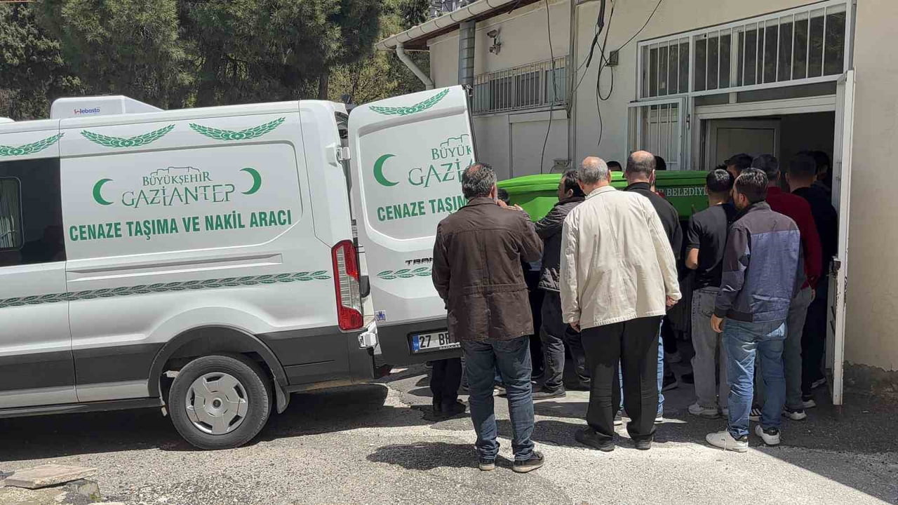 CENAZE, GAZİANTEP ADLİ TIP KURUMU'NDA TAMAMLANAN İŞLEMLERİN ARDINDAN ASRİ MEZARLIK'TA DEFNEDİLMEK...
