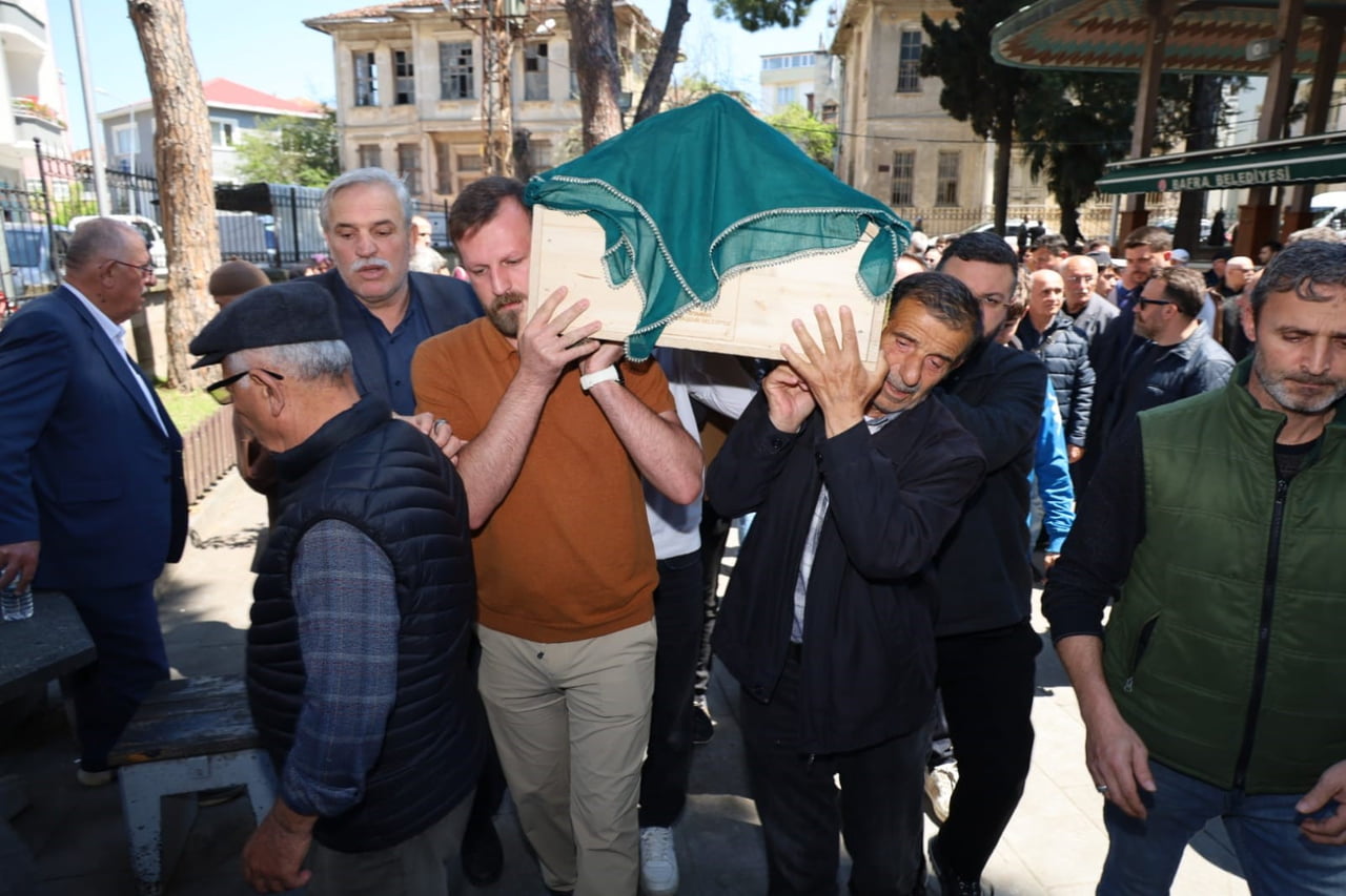 CENAZEDE BABA ALİ USLU(SAĞDAKİ) KIZININ TABUTUNU TAŞIDI.