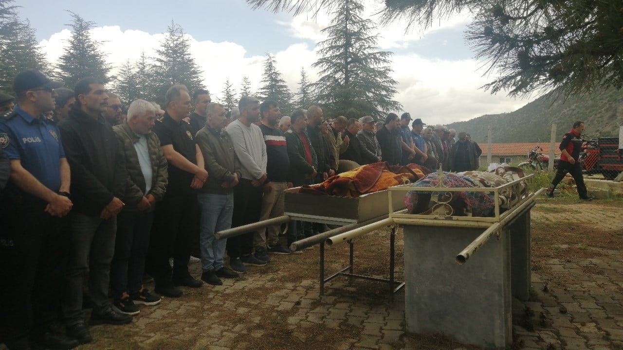 CENAZELER, BUGÜN MEMLEKETLERİ ISPARTA'NIN YALVAÇ İLÇESİNE GETİRİLDİ. AŞAĞI TIRTAR KÖYÜ CAMİİNDE...