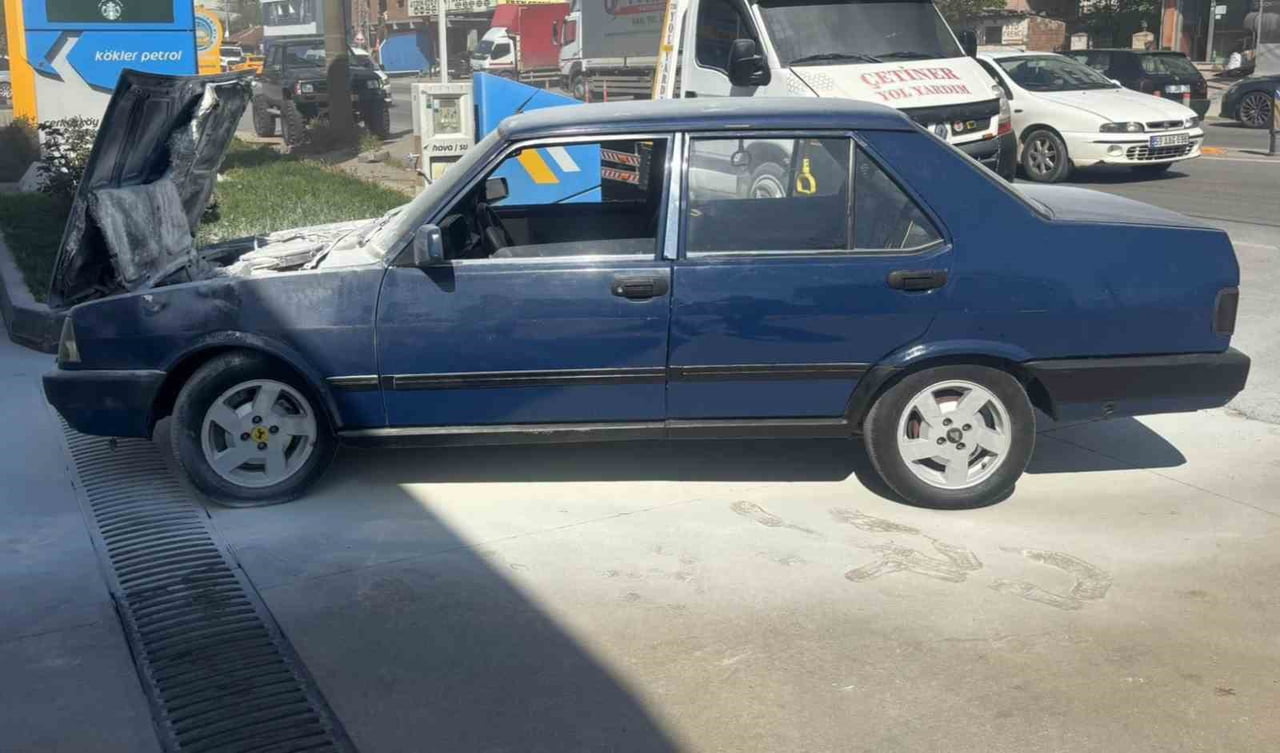 ÇERKEZKÖY İLÇESİNDE BİR AKARYAKIT İSTASYONUNDA LASTİKLERİNE HAVA BASILAN OTOMOBİLİN MOTORUNDA...