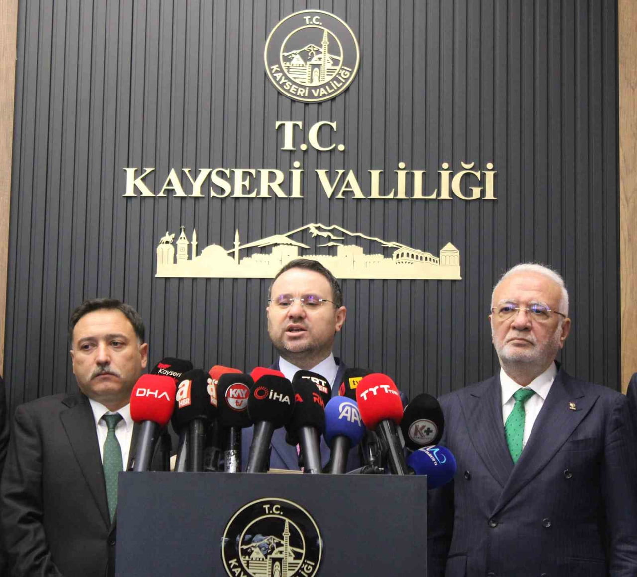ÇEŞİTLİ TEMASLARDA BULUNMAK İÇİN KAYSERİ'YE GELEN ADALET BAKANI AKIN GÜRLEK YAPTIĞI AÇIKLAMADA;...