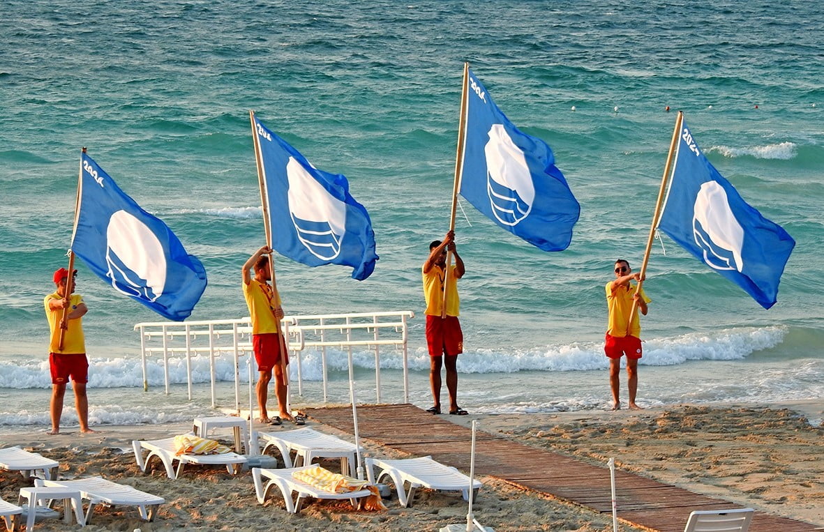 ÇEŞME'DE BU YIL DA 13 PLAJ VE 2 MARİNA'DA MAVİ BAYRAK DALGALANACAK (ARŞİV)