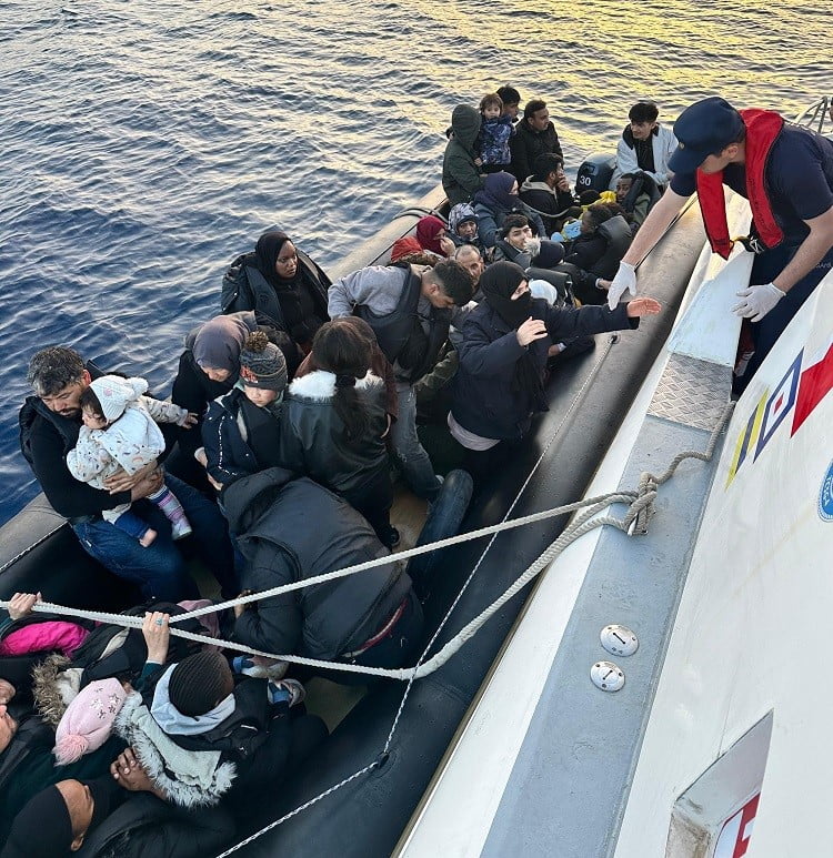 ÇEŞME AÇIKLARINDA LASTİK BOTTA 39 DÜZENSİZ GÖÇMEN YAKALANDI