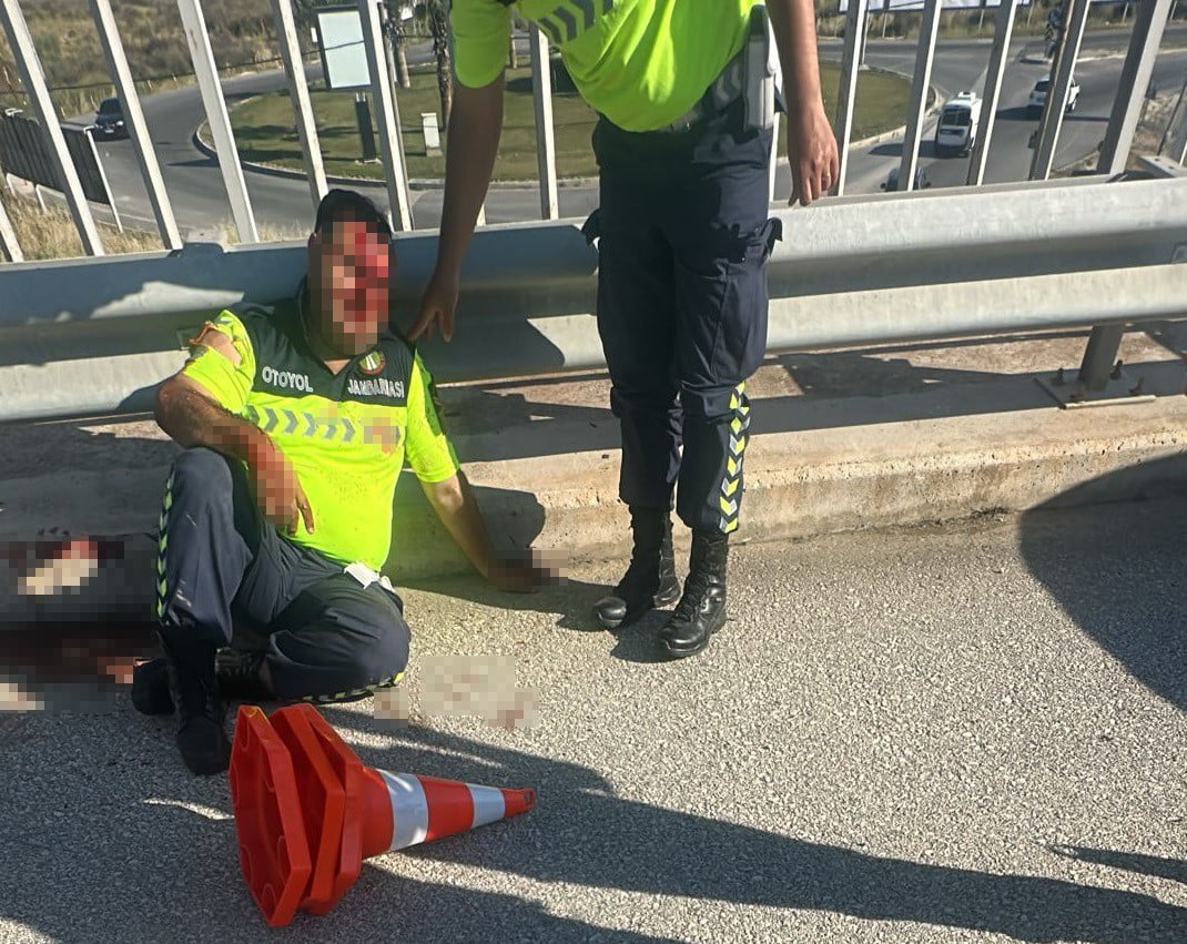ÇEŞME İLÇESİNDE, OTOYOLDA YAKITI BİTEN BİR ARACA YARDIM ETMEK İÇİN DURAN OTOYOL JANDARMASI...