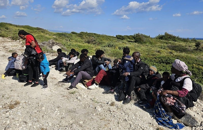 ÇEŞME İLÇESİNDEN YASA DIŞI YOLLARLA YURT DIŞINA ÇIKMA HAZIRLIĞINDAKİ 21 DÜZENSİZ GÖÇMEN...