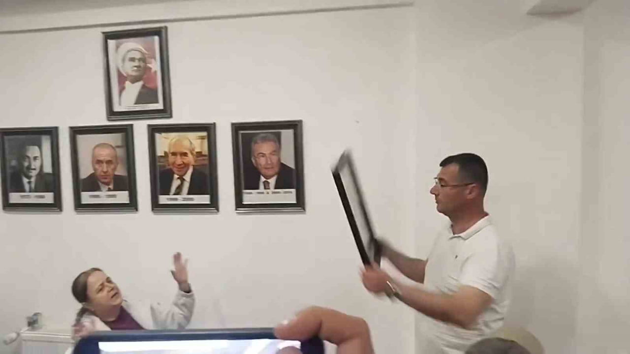 CHP'DE KURULTAYLARA İLİŞKİN VERİLEN "MUTLAK BUTLAN" KARARIN ARDINDAN PARTİLİLER, CHP EDİRNE İL...