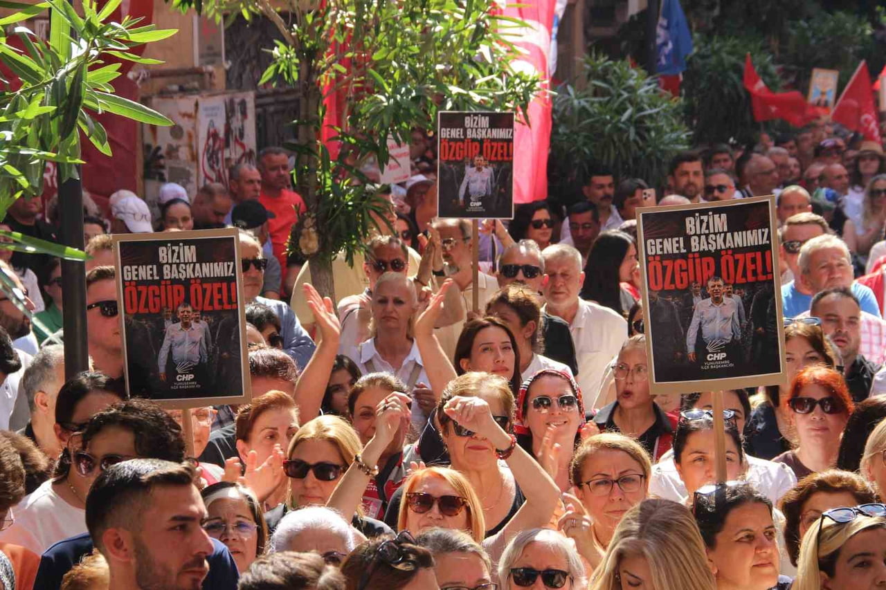 CHP'DEKİ MUTLAK BUTLAN SONRASI GENEL BAŞKANLIK GÖREVİ DÜŞEN ÖZGÜR ÖZEL, BAYRAM PROGRAMI İÇİN...