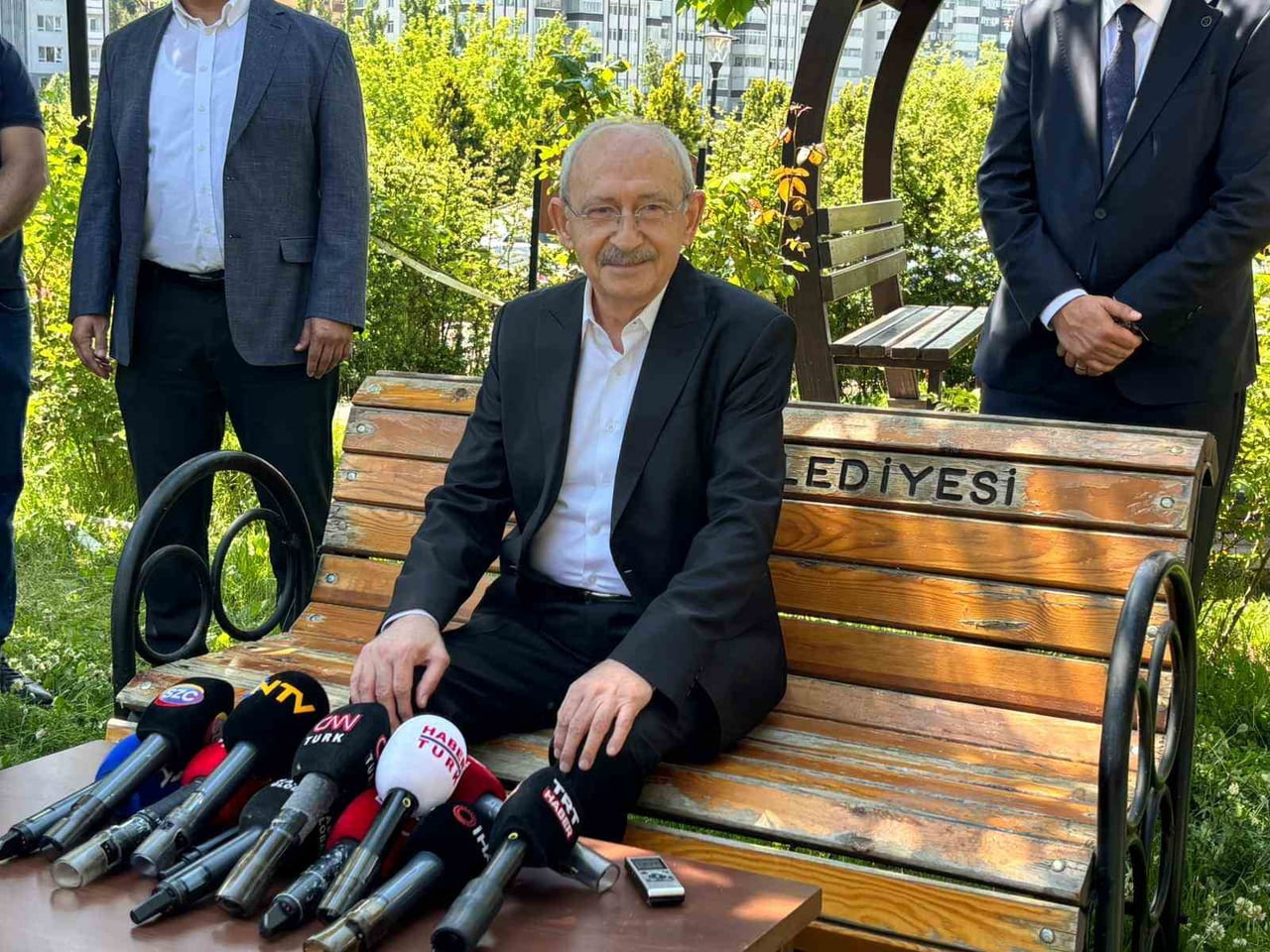 CHP GENEL BAŞKANI KEMAL KILIÇDAROĞLU, KONUTUNUN ÖNÜNDE BASIN MENSUPLARIYLA BAYRAMLAŞTI