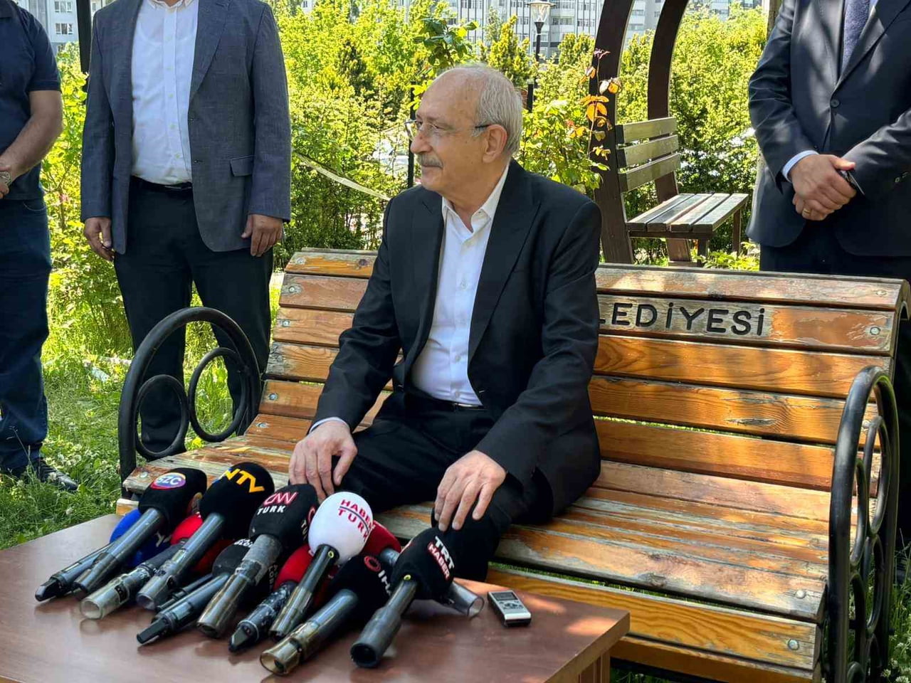 CHP GENEL BAŞKANI KEMAL KILIÇDAROĞLU, KONUTUNUN ÖNÜNDE BASIN MENSUPLARIYLA BAYRAMLAŞTI