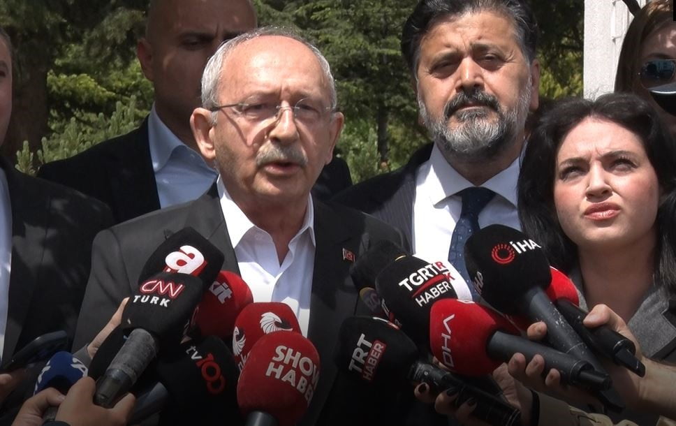 CHP GENEL BAŞKANI KEMAL KILIÇDAROĞLU, OFİSİNE GİTMEDEN ÖNCE EVİNİN ÖNÜNDE AÇIKLAMALARDA...