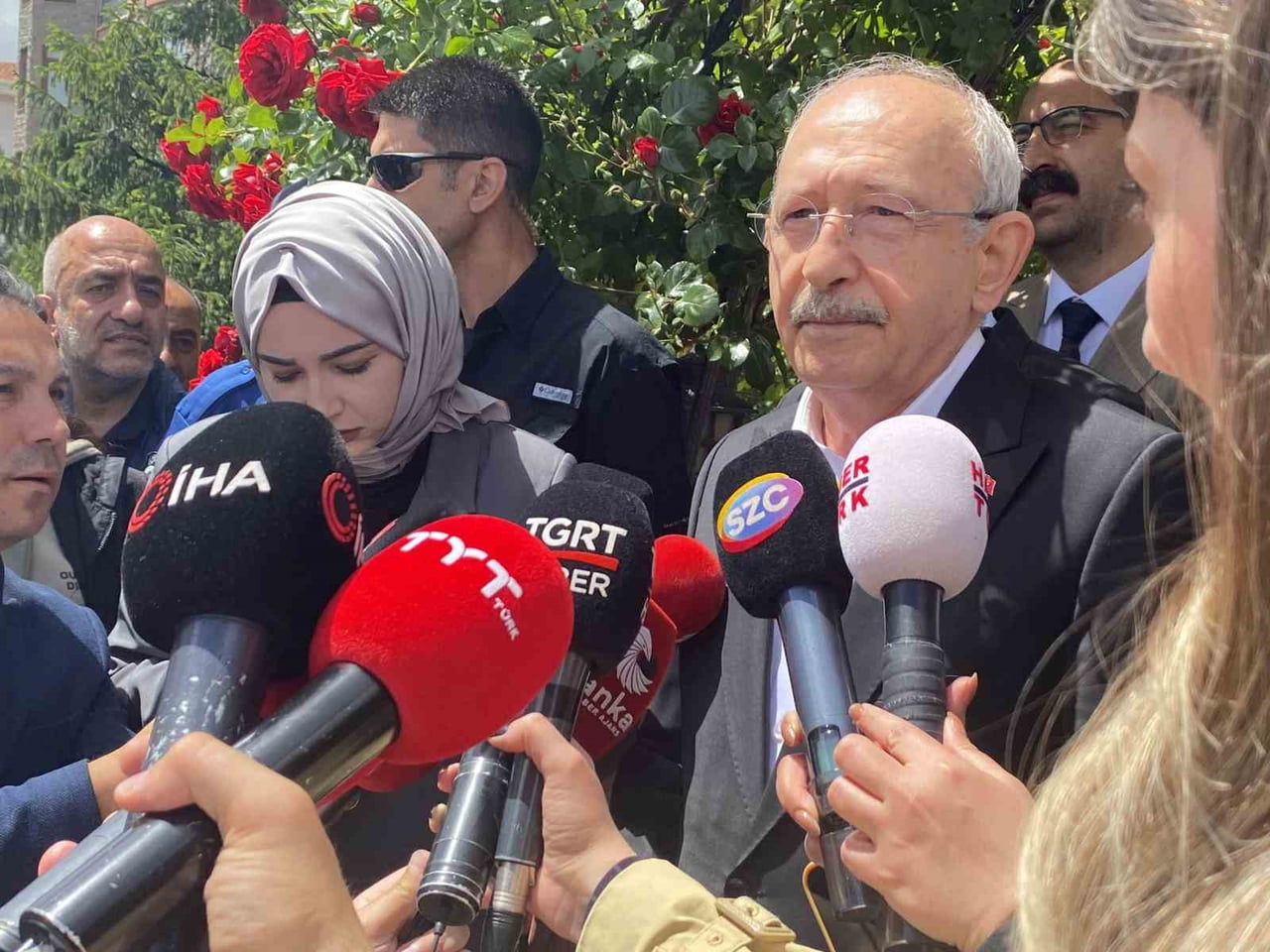 CHP GENEL BAŞKANI KEMAL KILIÇDAROĞLU, OFİSİNE GİTMEDEN ÖNCE EVİNİN ÖNÜNDE AÇIKLAMALARDA...