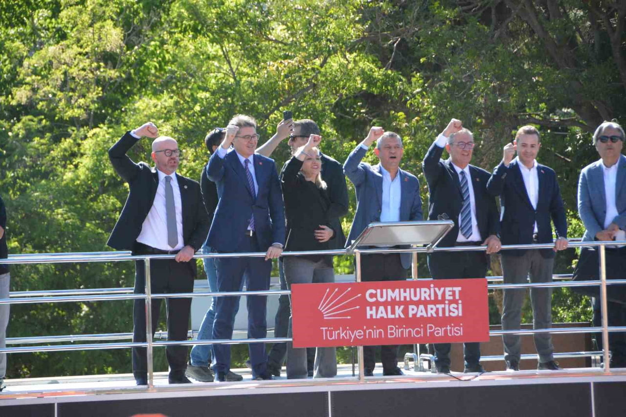CHP GENEL BAŞKANI ÖZGÜR ÖZEL, BALIKESİR'E İSTİKLAL MADALYASI VERİLMESİ İÇİN KANUN TEKLİFİ...