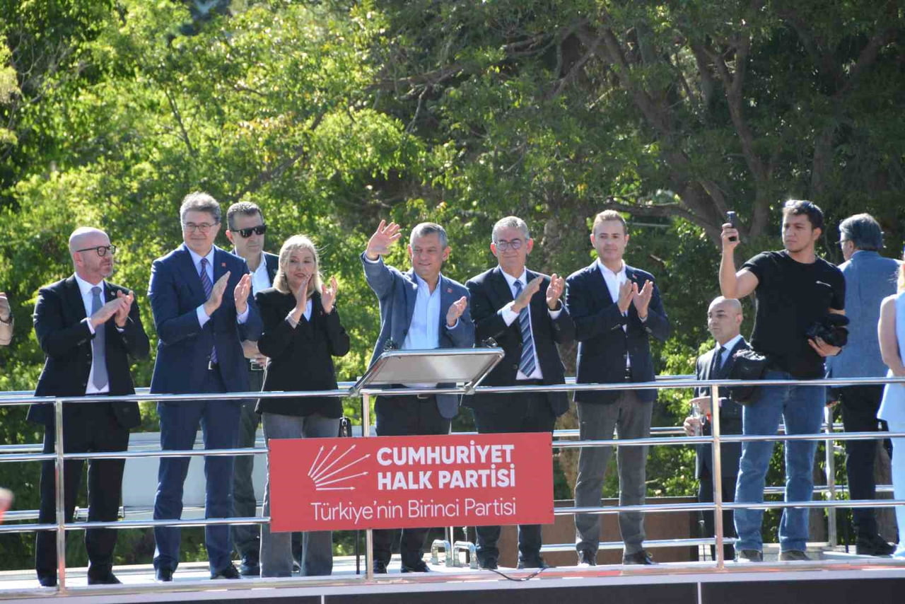 CHP GENEL BAŞKANI ÖZGÜR ÖZEL, BALIKESİR'E İSTİKLAL MADALYASI VERİLMESİ İÇİN KANUN TEKLİFİ...