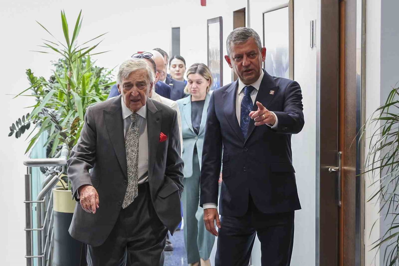 CHP GENEL BAŞKANI ÖZGÜR ÖZEL, KOÇ HOLDİNG ŞEREF BAŞKANI RAHMİ KOÇ VE YÖNETİM KURULU BAŞKAN VEKİLİ...