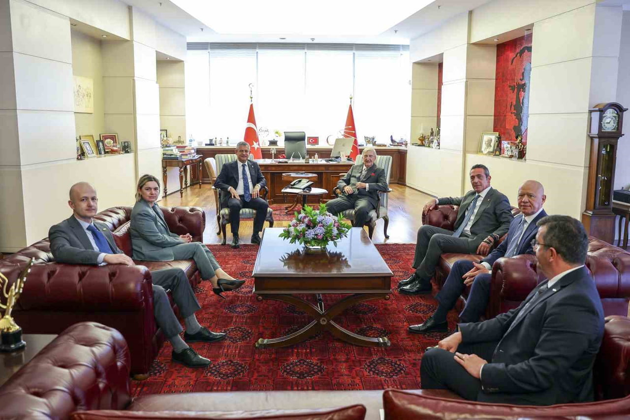 CHP GENEL BAŞKANI ÖZGÜR ÖZEL, KOÇ HOLDİNG ŞEREF BAŞKANI RAHMİ KOÇ VE YÖNETİM KURULU BAŞKAN VEKİLİ...