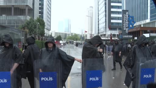 CHP Genel Merkezi önünde tahliye gerginliği