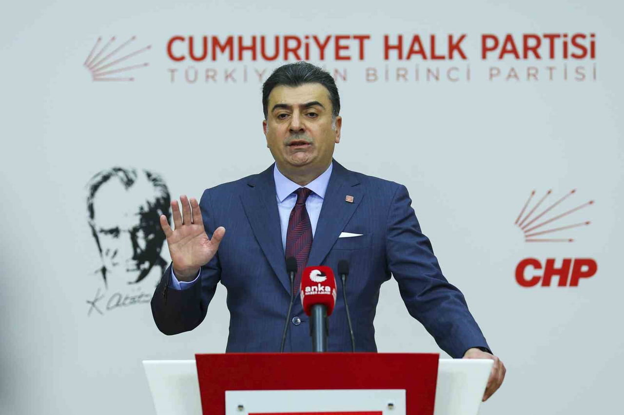 CHP SÖZCÜSÜ ZEYNEL EMRE ‘YARGI MUTLAK BUTLAN KARARI VERİRSE SAYGI DUYULMALIDIR’ AÇIKLAMASI YAPAN...