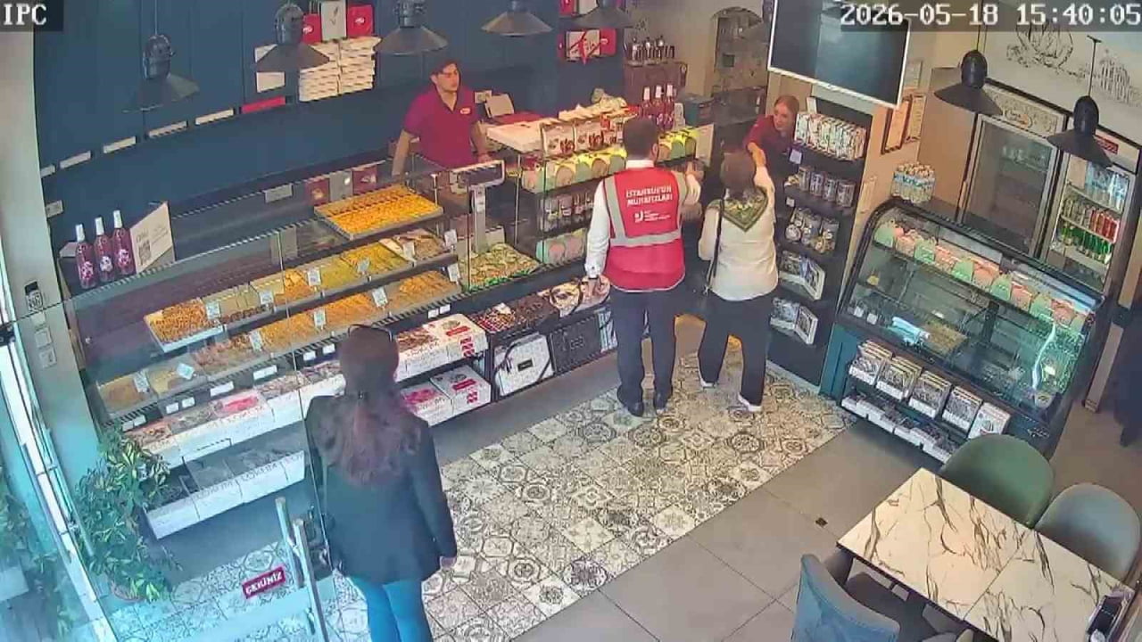 CHP ÜSKÜDAR İLÇE BAŞKANI BERK TÜTÜNCÜ, ESNAF ZİYARETİ KAPSAMINDA BİR BAKLAVACI DÜKKANINA GİRDİ....