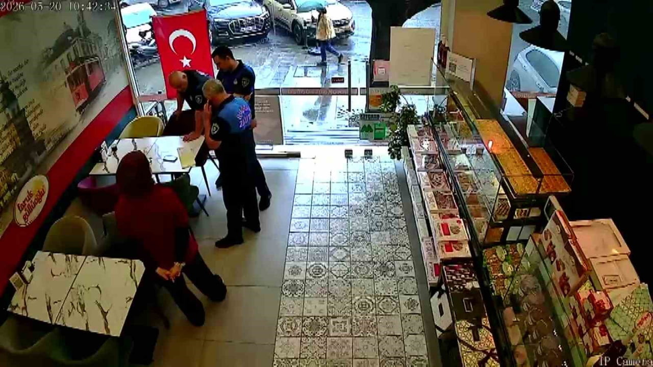 CHP ÜSKÜDAR İLÇE BAŞKANI BERK TÜTÜNCÜ, ESNAF ZİYARETİ KAPSAMINDA BİR BAKLAVACI DÜKKANINA GİRDİ....